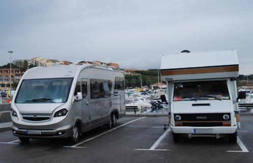 Des camping-caristes heureux sur le port de la Coudoulière.