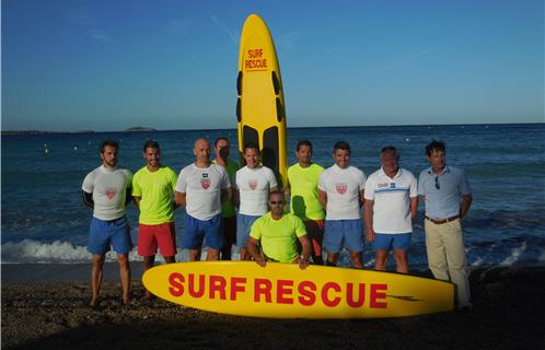L'équipe le maître nageurs sauveteurs de Six-Fours. A droite, l'adjoint à la sécurité Thierry Mas Saint-Guiral.