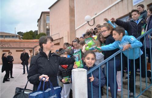 Carine Besson remet leur kit bucco dentaire aux élèves de CM1de l'école Le Château