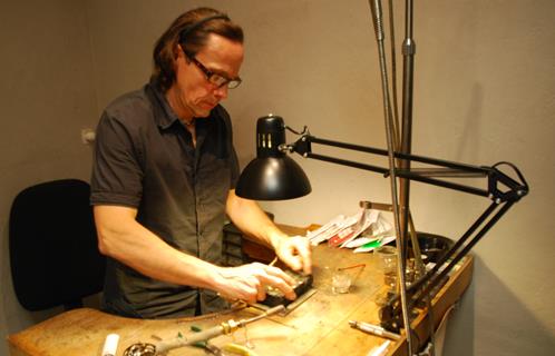 Jean-Louis Giraud dans son atelier.