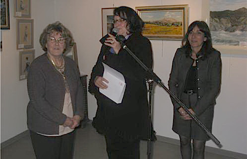 Dominique Ducasse (au centre), adjointe à la culture, et Jocelyne Caprile (à droite), conseillère municipale, accueillent Rosette Marro et les artistes exposants
