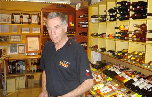Daniel Clin propriétaire de la cave "Le cep" restera l'intermédiaire entre les vignerons et sa clientèle fidèle.