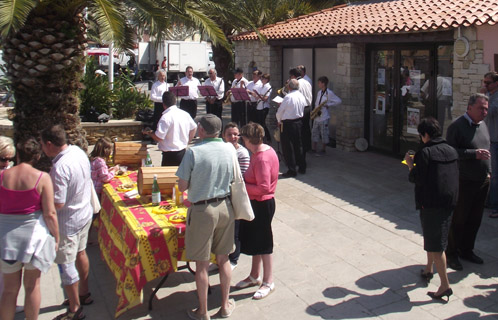 Accueil des croisiéristes sous des airs provençaux avec dégustation de spécialités locales.
