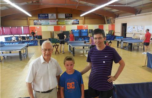 Le fondateur du club René Mignonneau, le double champion de France Hugo Deschamps, 11 ans, et le président Thierry Leveau.