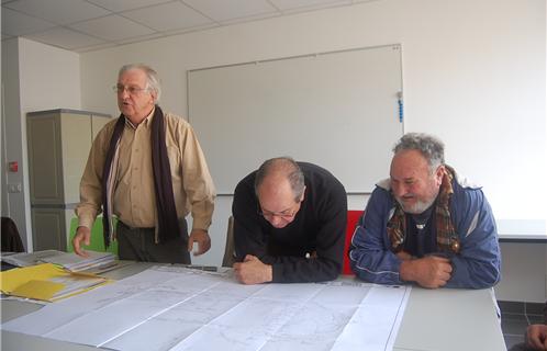 Jacques Savelli (à gauche) et Jean-Louis Fiévé (à droite) renseignent un usager sur les aménagements en cours et projetés