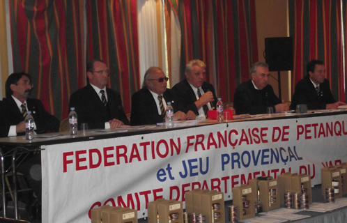 Le comité directeur départemental de la FFPJP avec Yves Draveton, adjoint au maire de Six-Fours.