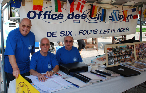 L’association organisatrice du forum : l’Office des Clubs Sportifs de Six-Fours. Sur la photo de gauche à droite : Pierre Rure (Trésorier), René Mignonneau (Vice président) et Emile Honoré (Secrétaire).