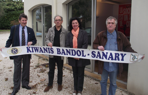 Remise d'une centaine de places de cinéma du Kiwanis Bandol-Sanary à l'élue Muriel Canolle.