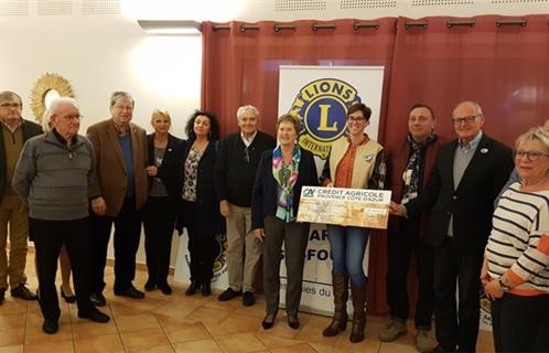 Marie-Jeanne Morel, présidente du Lions Club, remet le chèque à Caroline Salva, présidente de l’association Attrap’Rêves, Murielle Canolle et divers membres du Lions Club.