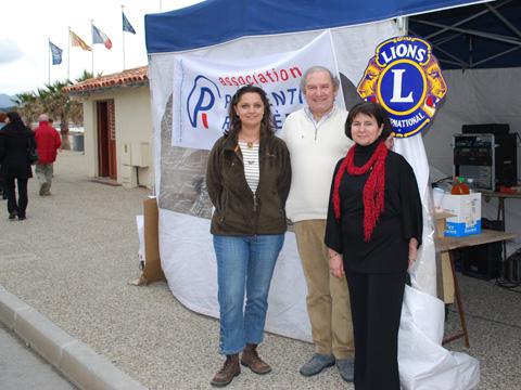 Au centre Jacques Dumond, président  du Lions Club de Six Fours Ollioules, entouré sur sa gauche de Stéphanie Boivin et de Michèle Perez sur sa droite.