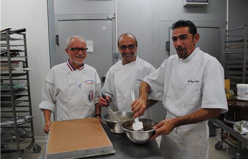 Leçon de pâtisserie avec Serge Billet (à gauche)