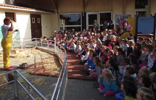 Avec Tiligolo, les enfants de l'école maternelle des Playes ont découvert les animaux de la ferme.