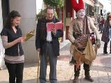 Spectacle de rue à Sanary : découvrir la ville tout en cherchant la Vérité