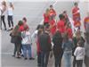 Les élèves volontaires en T-shirts rouges accueillent les futurs élèves de sixième.