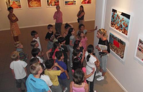 Les élèves de Mlle Eyssautier ont découvert l'exposition Photo'med avec Chrystel Massa. Ici l'espace Saint-Nazaire avec les œuvres de Martin Parr.