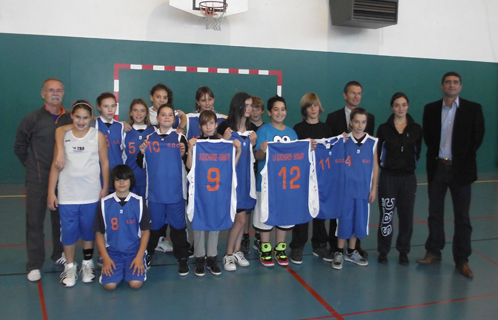 Une remise de maillots pour "la classe basket" du collège de la Guicharde par Sanary Basket club.