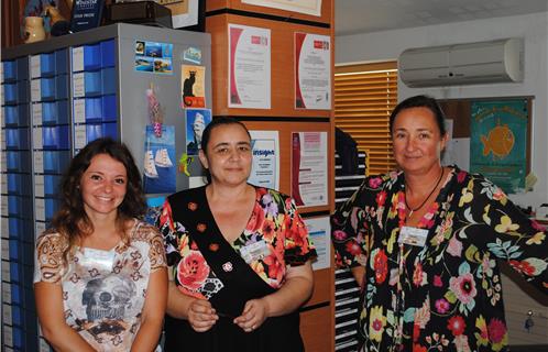 Au centre,  Roselyne la responsable de l'Office de tourisme entourée d'Aurélie et Sarah