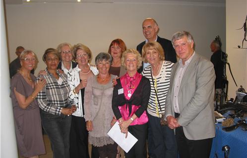 Danièle Desieaux (en rose), présidente du Club Kiwanis Sanary - Le Beausset J. Baker, entourée des bénévoles et des maires de Sanary, Le Beausset et Evenos