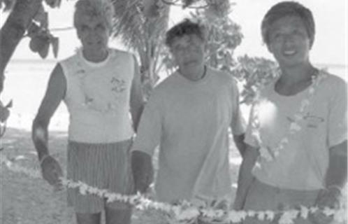 29 janvier 1991, de gauche à droite, Laris Kindynis, Serge Arnoux et Masuru Haga directeur de l'hôtel Kia Ora. Ce jour là ils inauguraient le Kia Ora Sauvage, une annexe de l'hôtel de l'autre côté de cet immense lagon ( le deuxième plus grand au monde) pour une vie à la Robinson.
Photo La Dépêche de Tahiti (archive P.Pons)