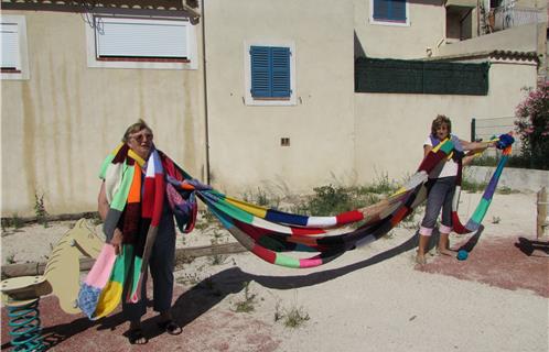 En moins de quatre mois, Yvonne et Raymonde ont déjà tricoté plus de 40 mètres