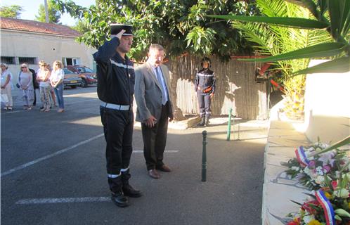 Aux côtés de Robert Bénéventi, le Lieutenant Stéphane Gilkens salue la mémoire des trois sapeurs- pompiers morts au feu