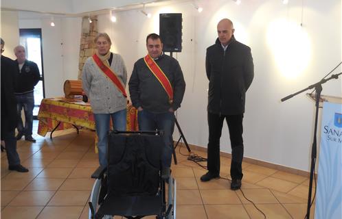 Le maire Ferdinand Bernhard reçoit le fauteuil roulant. A sa droite, Eric Migliaccio.