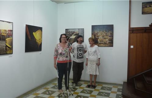 Dominique Ducasse (à gauche) et Dany Cayol inaugurent l'exposition aux côtés de l'artiste