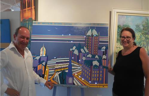 L'artiste Pierre Dabadie et l’adjointe à la culture Dominique Ducasse devant Les lumières de la ville clignotant.