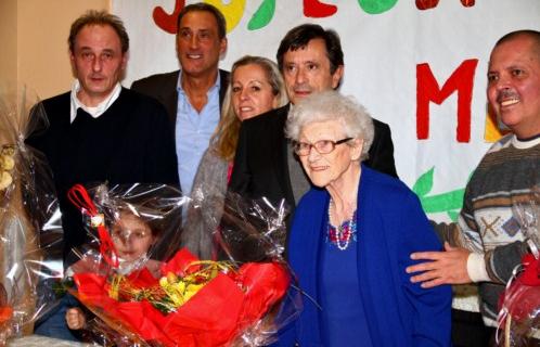 Violette Medy avec à ses cotés Jean-Sebastien Vialatte, le PDG et la directrice de la maison de retraite,  son petit neveu (à gauche) et  son petit-fils d'adoption (à droite)