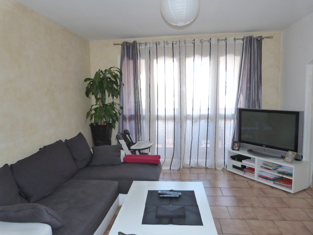 Location  Appartement T4  de 73 m² à La Seyne Saint Jean 700 euros Réf: SFN-2