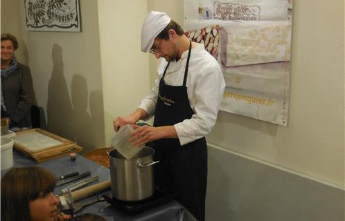 Vincent montre la fabrication du nougat noir.