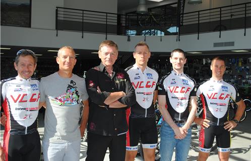 Remise des nouveaux maillots dans les locaux de "Culture vélo":
De gauche à droite: Christophe Laisné, Jean-Yves Quin, Franck Marquant, Cédric Pasquet, Greg Dauvilliers et Jonathan Ferrier, champion VTT Var