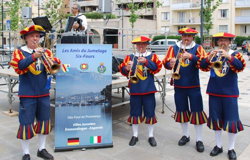 La fanfare d’Emmendingen sur la Place des Poilus au centre ville de Six Fours les Plages lors du trentième anniversaire du jumelage. 