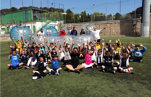 L'ensemble des 40 enfants et des bénévoles lors du stage de perfectionnement de football.