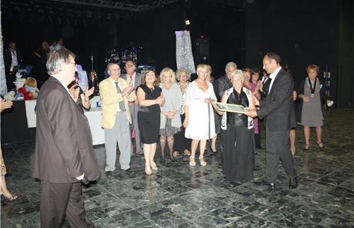 Joseph Mullé remet à Joëlle Corneille, la présidente, un Award récompensant l'implication du club lors de la catastrophe du 15 juin 2010