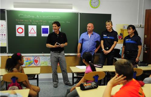 Mr Mas Saint Guiral à gauche, Thierry Casanova, et les fonctionnaires de Police Municipale, Stéphanie et Aline.