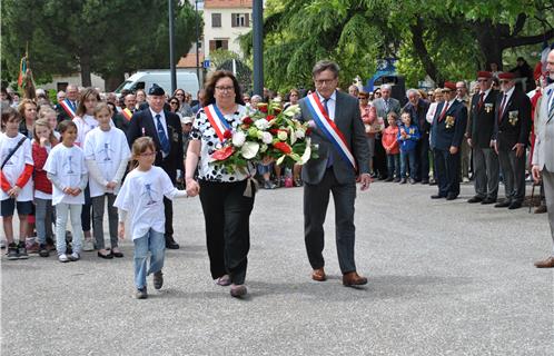 Le député-maire de Six-Fours accompagné de l'adjointe Dominique Ducasse et d'une élève de Condorcet lors du dépôt de gerbe.