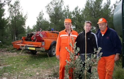Chrystel Massa et deux membres du Comité Communal des Feux de Forêt de Sanary, avec les chênes qui seront plantés