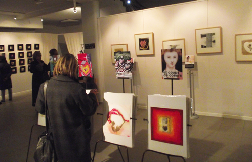 Le marché d'art est ouvert et permet de découvrir de jeunes artistes.