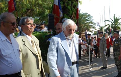 Dépôt de gerbe du comité d'entente (à gauche) et passation de commandement entre les capitaines Vergos et Journée (à droite).