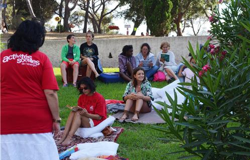 La lecture sur l'herbe