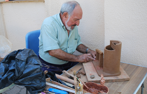 Georges Dalmas confectionne une crèche.