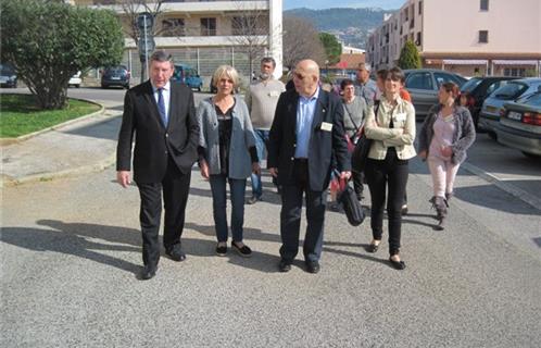 A la tête de d’une partie de son équipe, Robert Bénéventi est venu à la rencontre des habitants du quartier de la Baume.