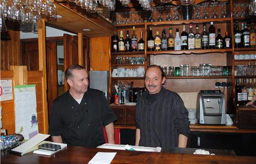 Le nouveau gérant de l'Auberge du  Panoramique (à droite),