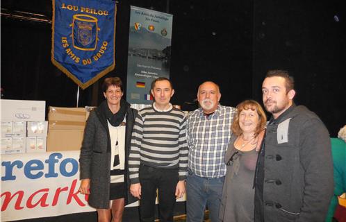 Les propriétaires de Carrefour Market, Monsieur et Madame Morin, avec la famille Bruno : Henri, président des Amis du jumelage, Simone, présidente de Lou Peilou et leur fils Jérôme, salarié à Carrefour Market.