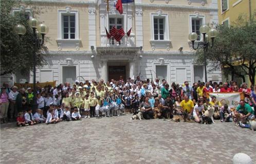 Devant l’hôtel de Ville, la photo souvenir
