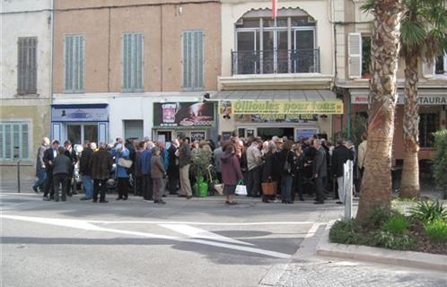 Beaucoup de monde aussi à l'extérieur de la permanence