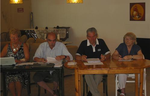 De gauche à droite: Geneviève Perret, secrétaire, Michel Le Port, président, Maurice Derras, trésorier et Marie Sagnol, membre du bureau