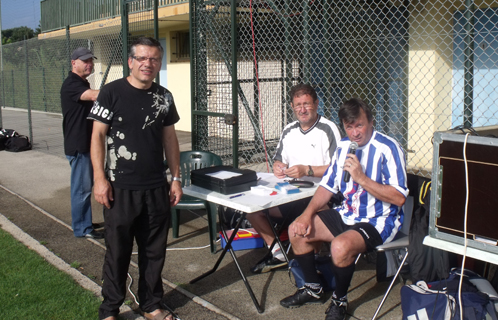 L'équipe organisatrice du côté de la table de marque. M. Martinez (en noir) insista sur l'aspect festif de la journée