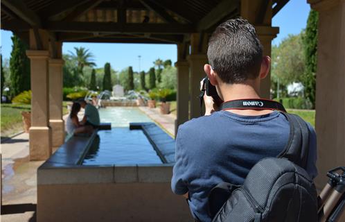 Guillaume de dos, en train de photographier le lavoir de Sanary avec ses jets pour pratiquer différentes techniques de prise de vue.